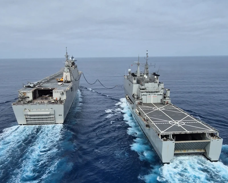 El Galicia y el LHD Juan Carlos I durante el despliegue Ddalo 2025. Foto: Estado Mayor de la Defensa